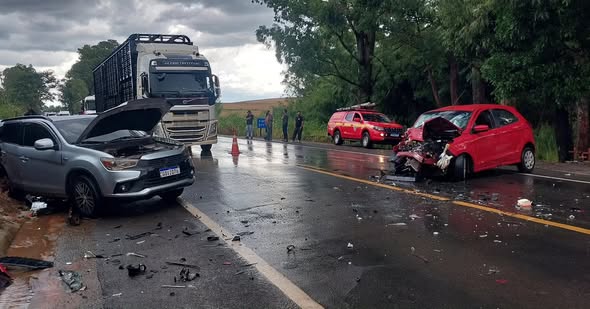 Motorista perde controle na chuva e provoca acidente na BR-491 entre Guaxupé e&nbsp;Juruaia